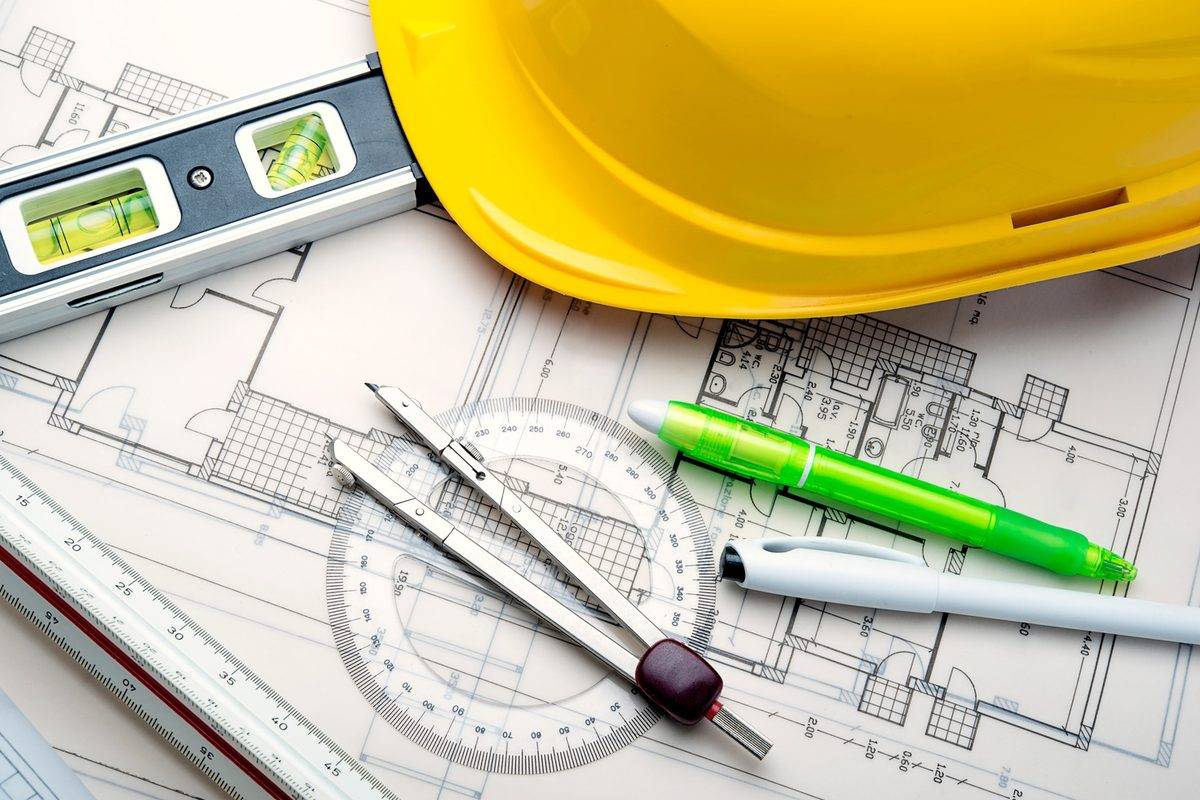 Instruments de dessin technique posés sur des plans